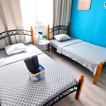 2br Coastal Comfort With Internet Access 아파트